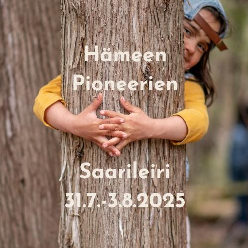 Lapsi halaa puuta, jossa lukee Hämeen Pioneerien Saarileiri 31.7.-3.8.2025