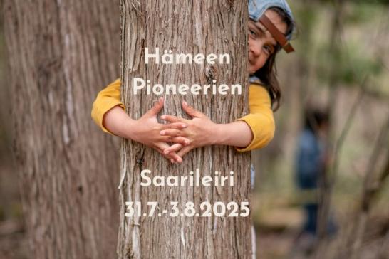 Lapsi halaa puuta, jossa lukee Hämeen Pioneerien Saarileiri 31.7.-3.8.2025