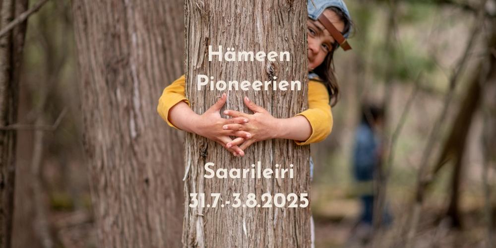 Lapsi halaa puuta, jossa lukee Hämeen Pioneerien Saarileiri 31.7.-3.8.2025