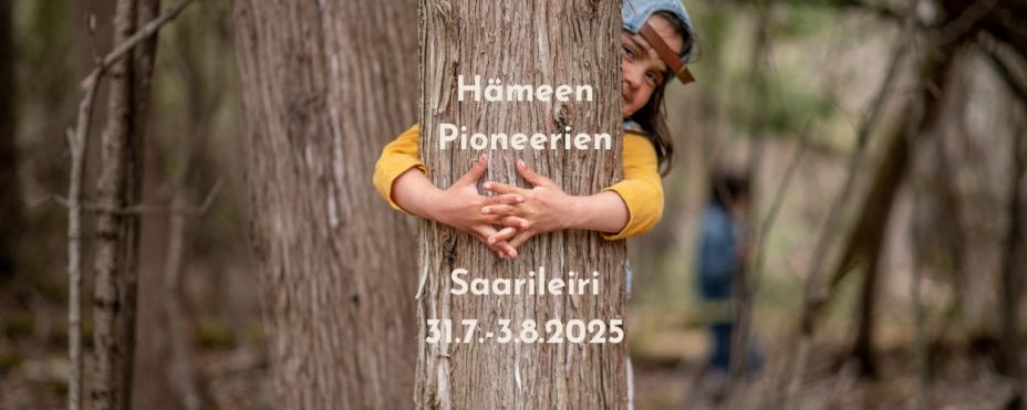 Lapsi halaa puuta, jossa lukee Hämeen Pioneerien Saarileiri 31.7.-3.8.2025