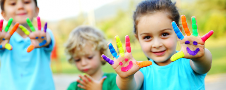 Lapset jotka näyttävät maalattuja sormia