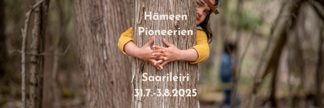 Lapsi halaa puuta, jossa lukee Hämeen Pioneerien Saarileiri 31.7.-3.8.2025